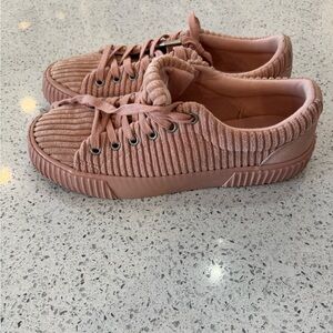 Splendid Corduroy Pink Sneakers
NEW without box size 7